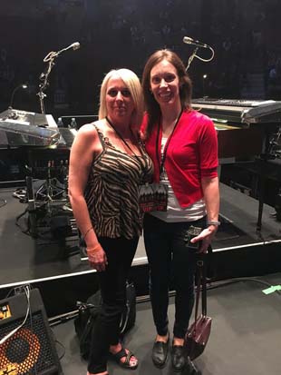 Sandra Coussa et Marie-Hélène Cyr sur la scène de Bon Jovi à Montréal, Québec, Canada (17 mai 2018)